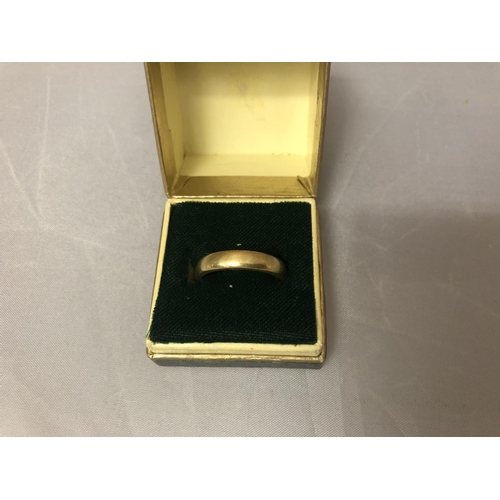 474 - AN 18 CARAT YELLOW GOLD WEDDING BAND - 4.7 GRAMS, RING SIZE N/O