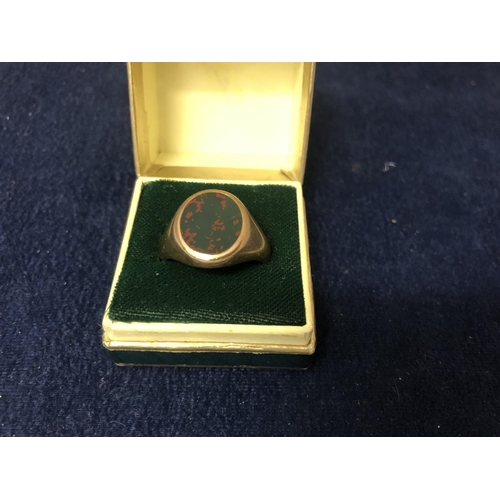 475 - A 9 CARAT YELLOW GOLD SIGNET RING WITH BLOODSTONE - 7.5 GRAMS, RING SIZE P