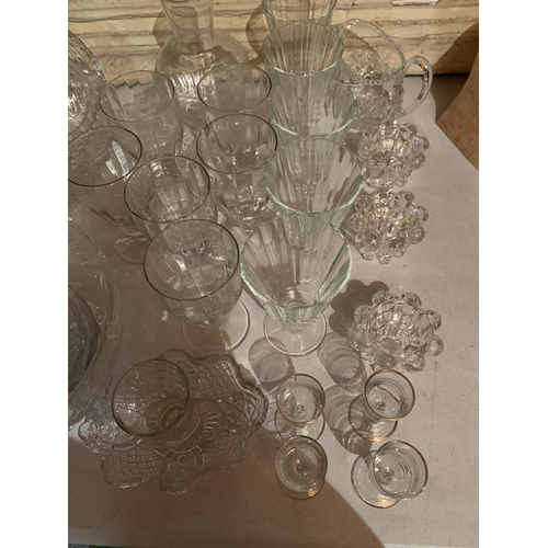 285 - VARIOUS GLASSWARE ITEMS TO INCLUDE BOWLS, GLASSES, CANDLESTICKS ETC