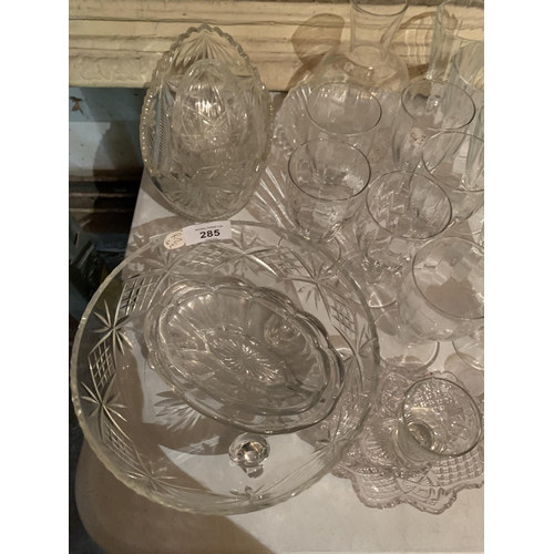 285 - VARIOUS GLASSWARE ITEMS TO INCLUDE BOWLS, GLASSES, CANDLESTICKS ETC