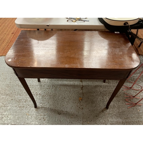 194 - A MAHOGANY SIDE TABLE