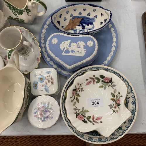 204 - A LARGE QUANTITY OF CERAMICS TO INCLUDE WEDGEWOOD, AYNSLEY ETC