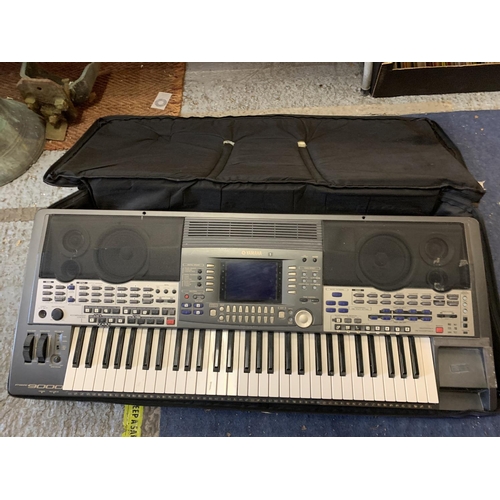 211 - A YAMAHA PSR 9000 KEYBOARD WITH CARRYING BAG AND MUSIC DESK. 61 KEYS BUILT IN SPEAKERS AND FITTED WI... 