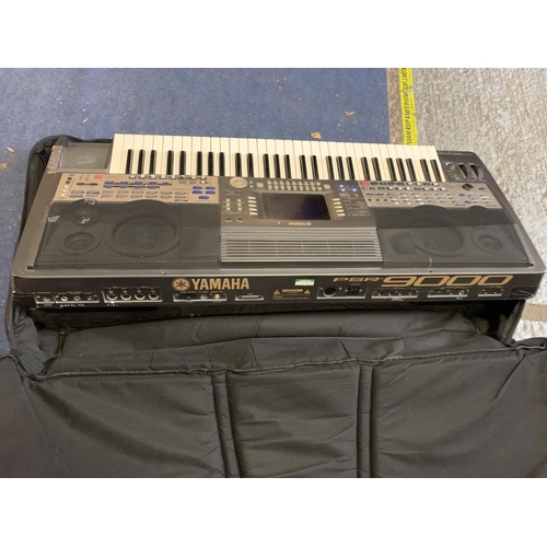 211 - A YAMAHA PSR 9000 KEYBOARD WITH CARRYING BAG AND MUSIC DESK. 61 KEYS BUILT IN SPEAKERS AND FITTED WI... 