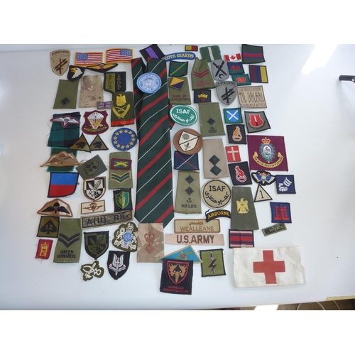 327 - A LARGE QUANTITY OF CLOTH BADGES TO INCLUDE SAS, SCOTS GUARDS, GREEN HOWARDS, DESERT RATS, RIFLES, P... 