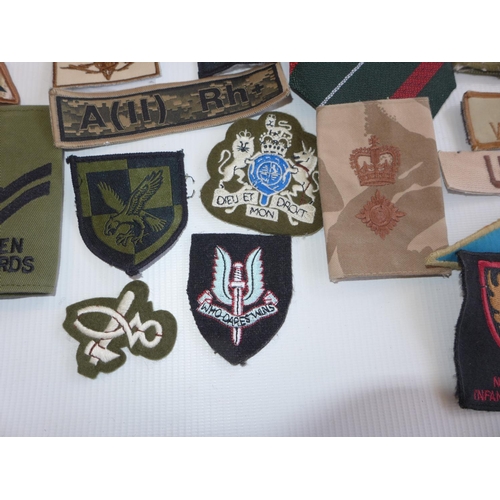 327 - A LARGE QUANTITY OF CLOTH BADGES TO INCLUDE SAS, SCOTS GUARDS, GREEN HOWARDS, DESERT RATS, RIFLES, P... 