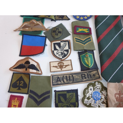 327 - A LARGE QUANTITY OF CLOTH BADGES TO INCLUDE SAS, SCOTS GUARDS, GREEN HOWARDS, DESERT RATS, RIFLES, P... 