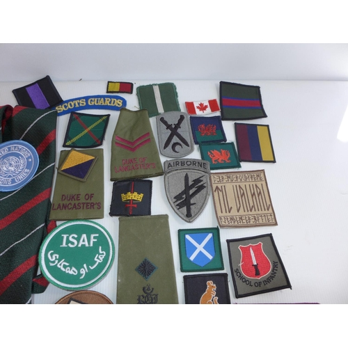 327 - A LARGE QUANTITY OF CLOTH BADGES TO INCLUDE SAS, SCOTS GUARDS, GREEN HOWARDS, DESERT RATS, RIFLES, P... 