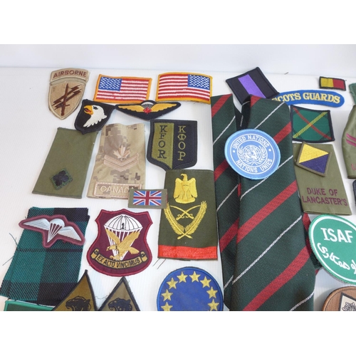 327 - A LARGE QUANTITY OF CLOTH BADGES TO INCLUDE SAS, SCOTS GUARDS, GREEN HOWARDS, DESERT RATS, RIFLES, P... 