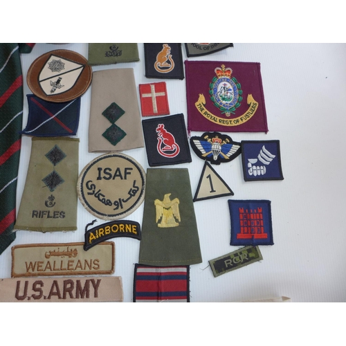 327 - A LARGE QUANTITY OF CLOTH BADGES TO INCLUDE SAS, SCOTS GUARDS, GREEN HOWARDS, DESERT RATS, RIFLES, P... 