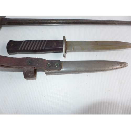 359 - A GERMAN KNIFE AND SCABBARD, 15.5cm BLADE STAMPED GUTTLIEB SOLINGEN AND A BAYONET WITH 44cm BLADE