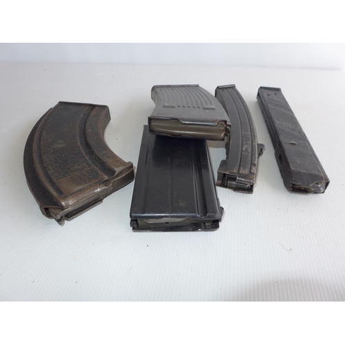 386 - FIVE ASSORTED GUN MAGAZINES