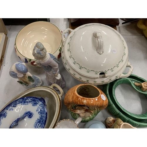 107 - AN ASSORTMENT OF CERAMICS INCLUDING A WEDGEWOOD TUREEN