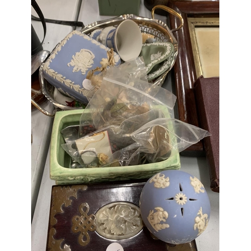 115 - A SELECTION OF PLATES AND ORNAMENTS TO INCLUDE SOME WEDGEWOOD AND A SILVERPLATE DISH