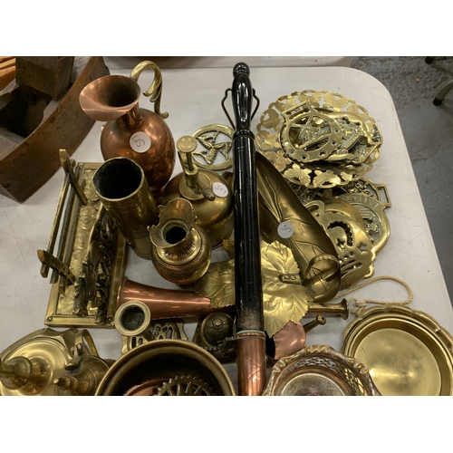 116 - A LARGE COLLECTION OF BRASSWARE INCLUDING A WARMING PAN AND HORSE BRASSES