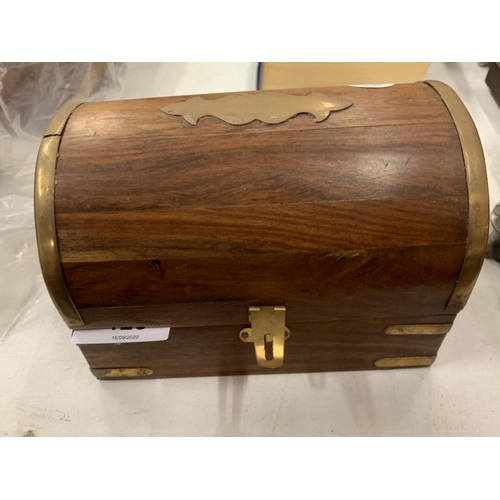 125 - A WOODEN BRASS INLAID JEWELLERY BOX AND A QUANTITY OF METAL AND SILVER RINGS