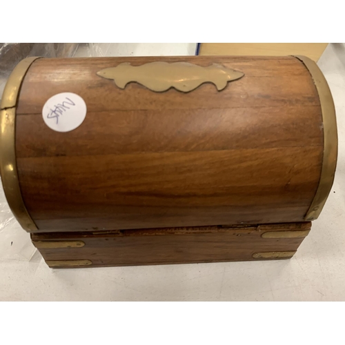 125 - A WOODEN BRASS INLAID JEWELLERY BOX AND A QUANTITY OF METAL AND SILVER RINGS