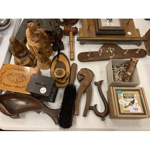 129 - A SELECTION OF VARIOUS WOODEN ITEMS, MUSIC BOX, ORNAMENTS ETC