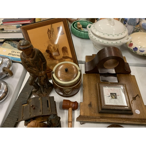 129 - A SELECTION OF VARIOUS WOODEN ITEMS, MUSIC BOX, ORNAMENTS ETC