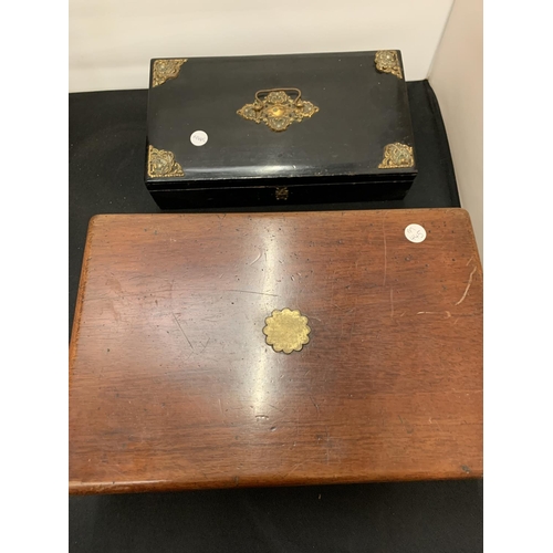 66 - A BLACK LACQUERED JEWELLERY BOX WITH GILT EDGES AND A MAHOGANY WOODEN WRING SLOPE