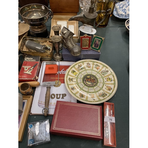 70 - AN ASSORTMENT OF COLLECTABLES TO INCLUDE METAL ITEMS, TWO PLATES, TWO STRAW HATS ETC