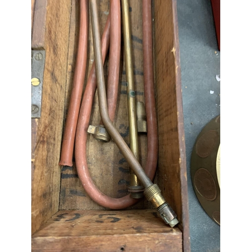 78 - AN OLD WOODEN BOX CONTAINING BRASS AND COPPER TORCH