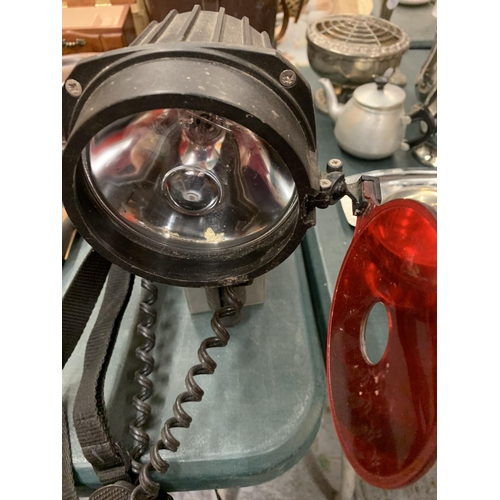 98 - A CLUBMAN DELUXE (CB2) HUNTING LAMP AND CHARGER