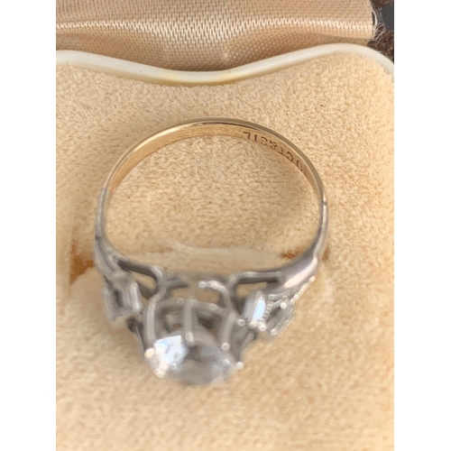 516 - A 9CARAT GOLD AND SILVER RING WITH CLEAR STONE