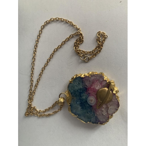 529 - A STONE AND YELLOW METAL NECKLACE