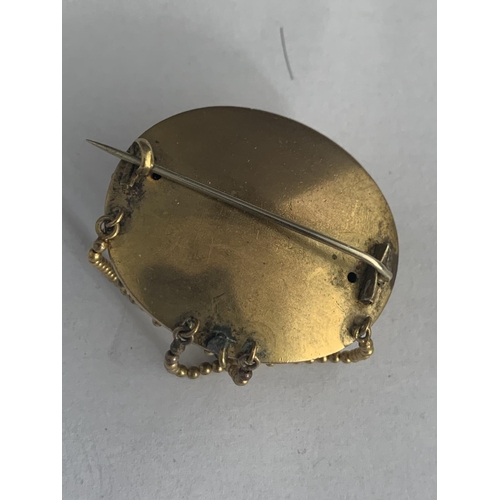 537 - A BRASS HAT BROOCH