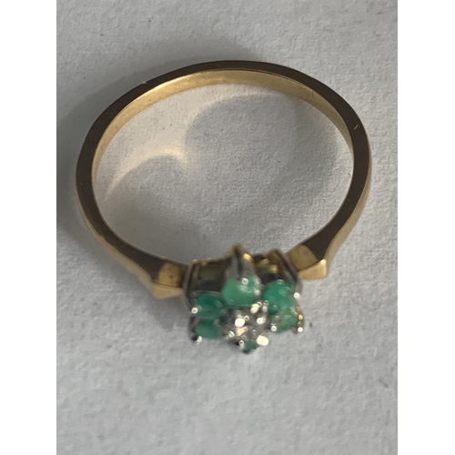 544 - AN 18 CARAT GOLD RING WITH DIAMOND AND GREEN STONES