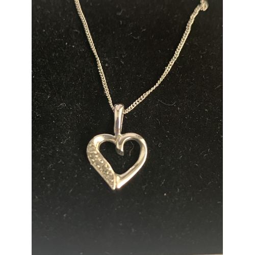 550 - A BOXED 9 CARAT WHITE GOLD NECKLACE WITH HEART PENDANT