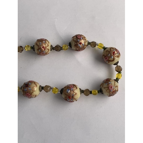 593 - A VINTAGE MURANO GLASS CREAM, PINK & YELLOW COLOURED BEAD NECKLACE WITH 9CT GOLD CLASP, 18 INCH