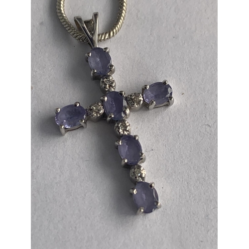 594 - A 9CT WHITE GOLD TANZANITE AND DIAMOND CROSS PENDANT WITH A WHITE METAL CHAIN (UNMARKED), APPROX TOT... 