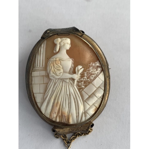 597 - A VINTAGE CAMEO BROOCH OF A NEO CLASSICAL FEMALE WITH GILT BRASS MOUNT, 1.5 X 1.5 CM