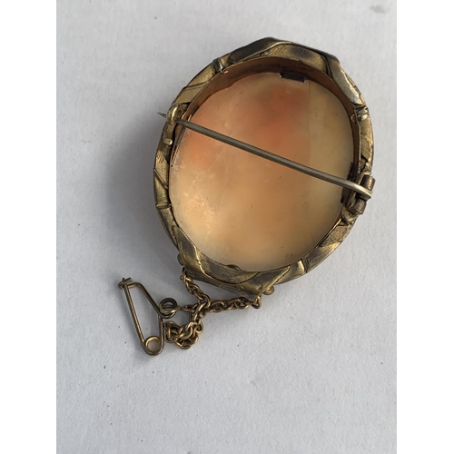 597 - A VINTAGE CAMEO BROOCH OF A NEO CLASSICAL FEMALE WITH GILT BRASS MOUNT, 1.5 X 1.5 CM