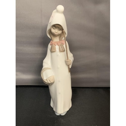 765 - A LLADRO 4678 SHEPHERD GIRL RETIRED CERAMIC FIGURE