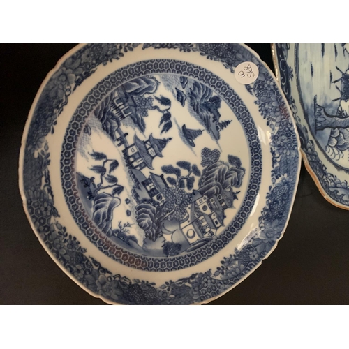 790 - SIX VARIOUS ITEMS OF ORIENTAL POTTERY TO INCLUDE DISHES AND PLATES