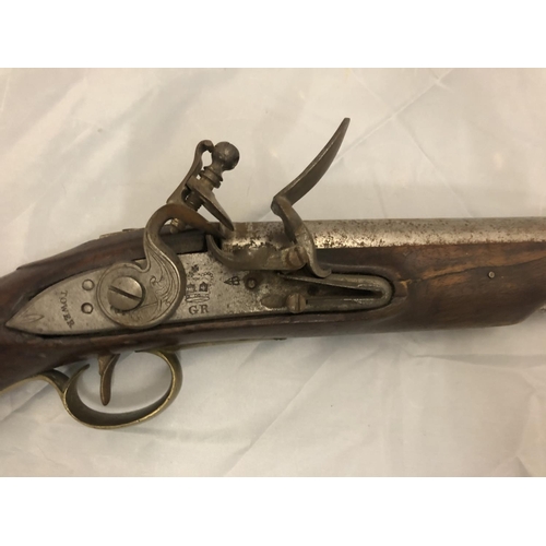 409 - A MILITARY PATTERN FLINT LOCK PISTOL, 22CM BARREL GR AND BROAD ARROW PROOF MARKS, THE LOCK STAMPED T... 