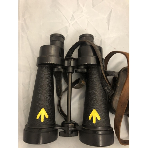 419 - A PAIR OF WORLD WAR II BARR AND STROUD BINOCULARS, WITH LEATHER CASE