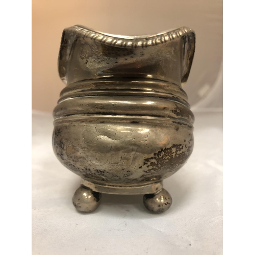 621 - A WHITE METAL BELIEVED TO BE SILVER, CREAM JUG 101G AND A SILVER PLATED MUSTARD POT WITH BLUE GLASS ... 