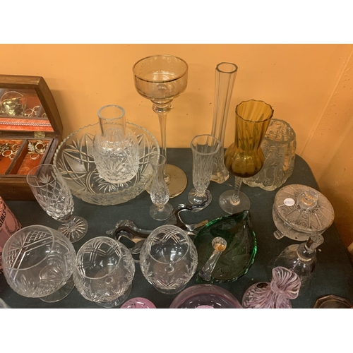 188 - A LARGE COLLECTION OF GLASSWARE INCLUDING JUG AND VASES ETC