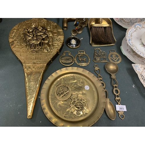 203 - A COLLECTION OF BRASSWARE TO INCLUDE BELLOWS, CHARGER, HORSE BRASSES ETC