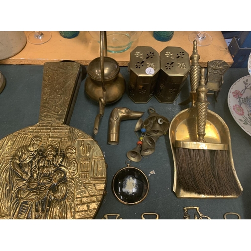 203 - A COLLECTION OF BRASSWARE TO INCLUDE BELLOWS, CHARGER, HORSE BRASSES ETC