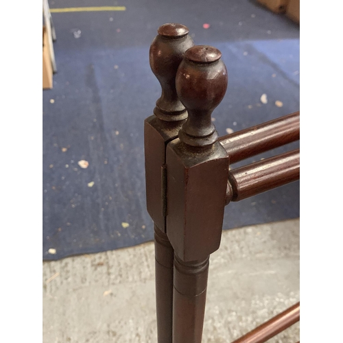 217 - A MAHOGANY TOWEL RAIL IN THE ARTS AND CRAFTS STYLE