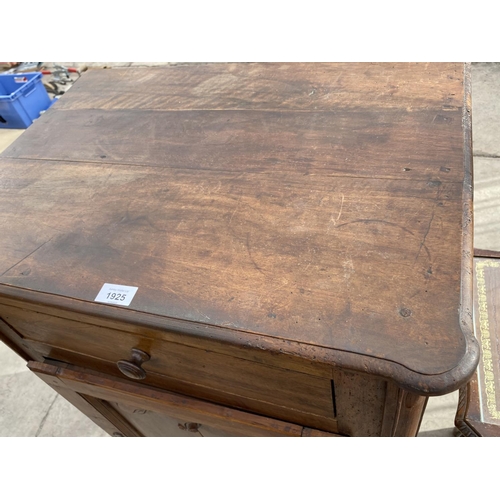 1925 - A SMALL MAHOGANY SIDE CABINET WITH ONE DOOR AND ONE DRAWER