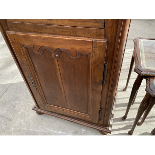 1925 - A SMALL MAHOGANY SIDE CABINET WITH ONE DOOR AND ONE DRAWER