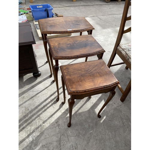 1926 - A MAHOGANY NEST OF TABLES ON CABRIOLE SUPPORTS