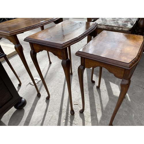 1926 - A MAHOGANY NEST OF TABLES ON CABRIOLE SUPPORTS