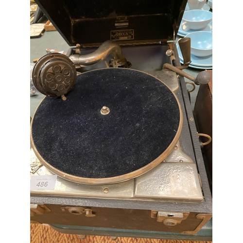 486 - A VINTAGE CASED GRAMOPHONE AND A COLLECTION OF RECORDS